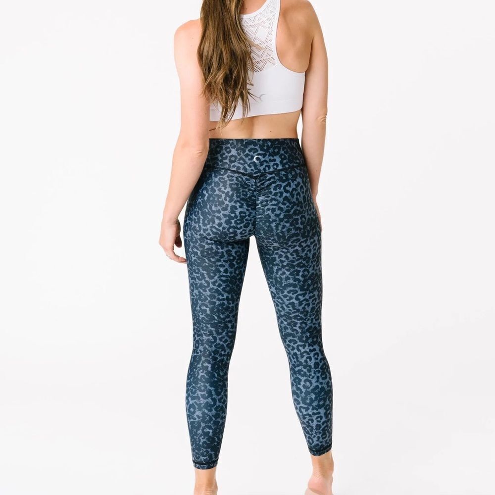 Ziya scrunch butt stone leopard Light N Tight 7/8 leggings